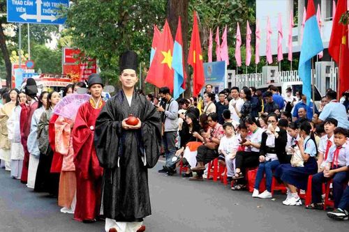 Đặc sắc các hoạt động trong Ngày hội Việt phục 'Tóc xanh vạt áo'