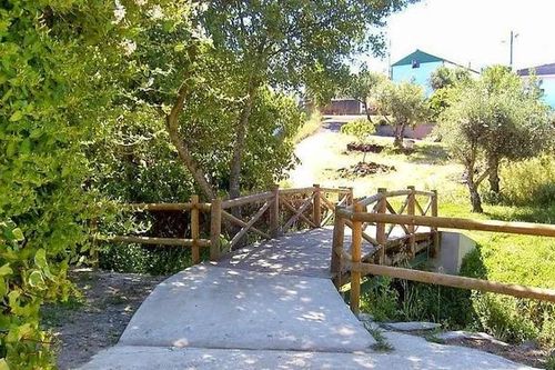 Cận cảnh cây cầu xuyên quốc gia ngắn nhất thế giới