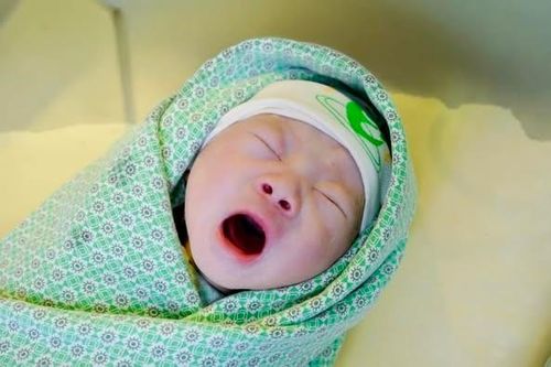 Người phụ nữ 54 tuổi hạnh phúc đón con đầu lòng chào đời