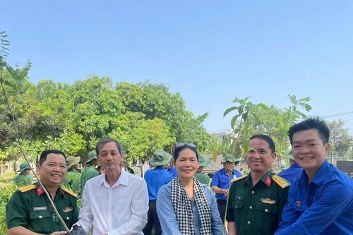 Trồng cây phủ xanh trường học