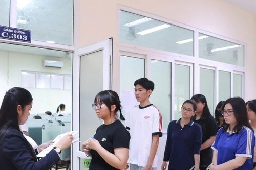 Gần 300 thí sinh thi V-SAT tại Trường Đại học Ngân hàng TPHCM