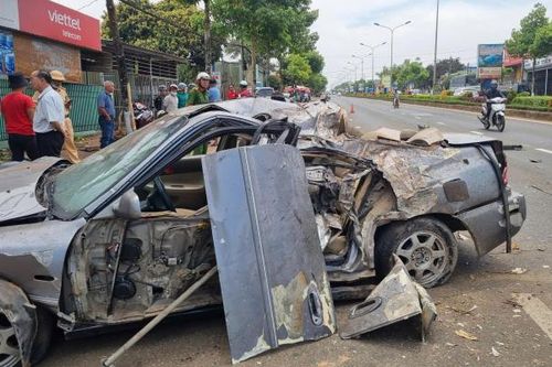Gia Lai: Ô tô con bẹp dúm sau va chạm, 2 người văng ra khỏi xe