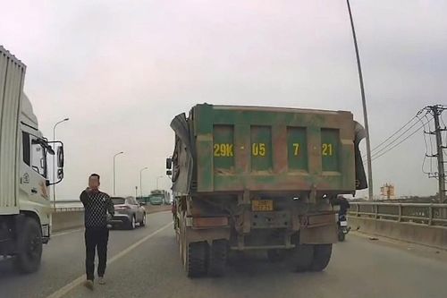Tìm tài xế ô tô con bị xe tải 'chèn ép' trên cầu vượt ở Hà Nội