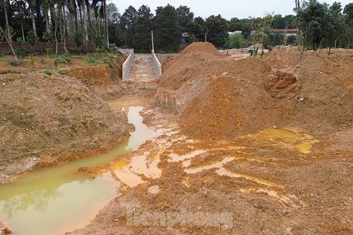 Hà Nội: Cận cảnh công trường khai thác đất trái phép của đối tượng dọa 'xử' người nhà cán bộ