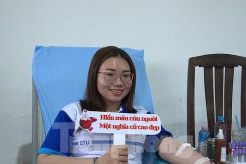Chiến sĩ, bạn trẻ Cần Thơ tham gia hiến máu tại ngày hội Chủ Nhật Đỏ