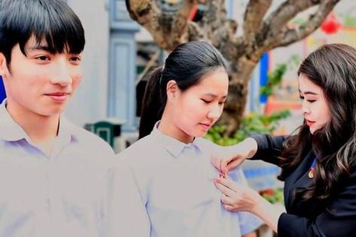 Trao quyết định thành lập tổ chức Đoàn trong doanh nghiệp ngoài Nhà nước