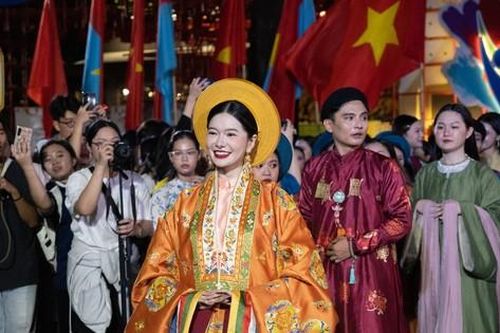 Bạn trẻ TPHCM rạng ngời giữa sắc màu trang phục Việt