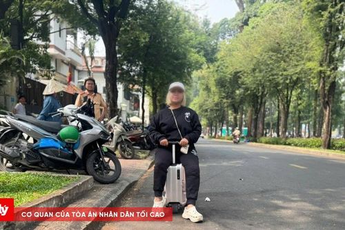 Bị phạt 225.000 đồng vì cưỡi vali chạy trên đường phố