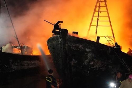 Điều tra vụ 5 tàu cá chìm trong biển lửa, thiệt hại tiền tỷ ở Tiền Giang