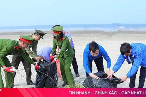 Gần 200 đoàn viên tham gia làm sạch bãi biển Lộc Hà