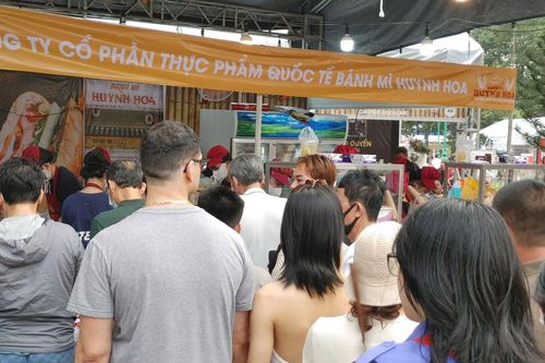 Du khách 'chen chân' thưởng thức bánh mì tại Lễ hội bánh mì Việt Nam