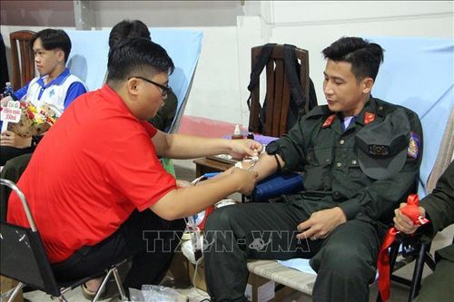 Chiến sĩ cảnh sát cơ động và sinh viên hưởng ứng Ngày Chủ nhật Đỏ