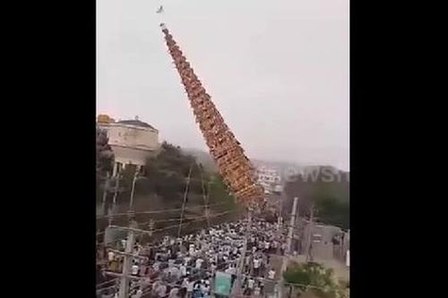 Tòa tháp cao 30 mét bất ngờ đổ sập khiến 2 người tử vong