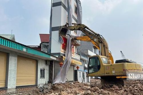 Một ngôi nhà 3 tầng bị nghiêng khi thi công Vành đai 3 Tp.HCM
