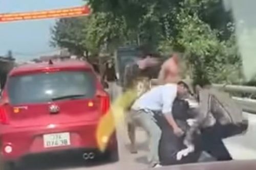Xôn xao clip mẹ ôm 2 con nhỏ định nhảy cầu, người dân kịp thời ngăn cản