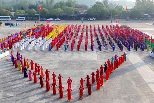 Hơn 1.500 hội viên, phụ nữ đồng diễn dân vũ chào mừng 50 năm giải phóng Quảng Nam