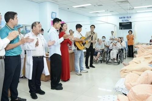 Lời ca tiếng hát góp phần xoa dịu nỗi đau của người bệnh