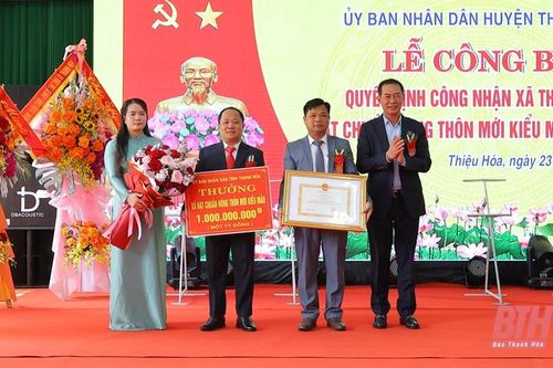 Phó Bí thư Tỉnh ủy Trịnh Tuấn Sinh dự lễ công bố quyết định xã Thiệu Long đạt chuẩn nông thôn mới kiểu mẫu
