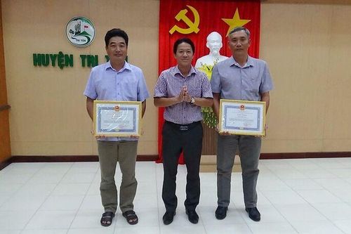 Tri Tôn khen thưởng 2 cá nhân có thành tích xuất sắc trong công tác tuyên truyền, vận động giải phóng mặt bằng