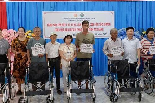 Trao 500 thẻ bảo hiểm y tế và 19 xe lăn cho bà con dân tộc thiểu số Khmer thị trấn Óc Eo