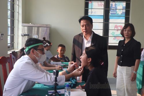 Khám bệnh và cấp phát thuốc miễn phí cho trẻ em khó khăn