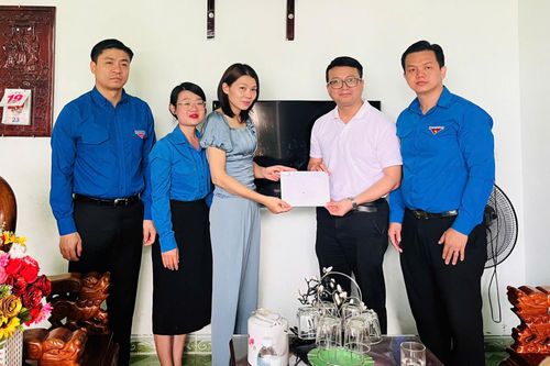 Tỉnh đoàn - Hội Liên hiệp Thanh niên Việt Nam tỉnh: Phối hợp trao nhiều phần quà cho gia đình cán bộ, chiến sĩ Trường Sa