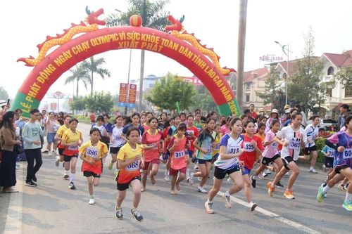 Ấn tượng các 'chân chạy' trên đường đua Giải Việt dã truyền thống Báo Lào Cai