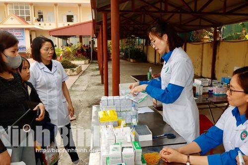 Khám bệnh, cấp thuốc miễn phí và tặng quà cho gia đình chính sách ở xã Lai Thành