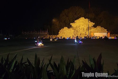 Người dân thành phố Tuyên Quang hưởng ứng Giờ trái đất