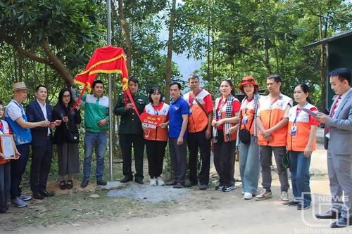 Tặng nhiều phần quà trong chương trình 'Tháng 3 biên giới'