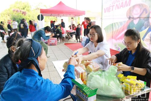 Khám bệnh, cấp thuốc miễn phí cho 200 người dân xã Nghinh Tường