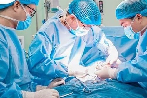 Giành giật sự sống cho cháu bé 20 tháng tuổi mắc ung thư thận phức tạp