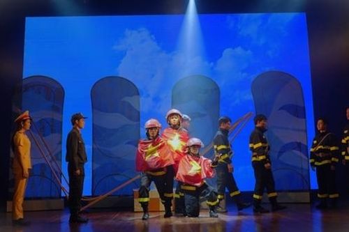 'Ngược chiều bình an' khắc họa sự hy sinh của người lính cứu hỏa trên sân khấu kịch