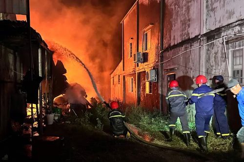 Cháy lớn kèm nhiều tiếng nổ tại gara ô tô