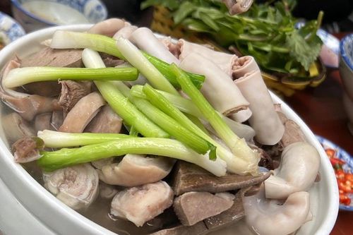 Nhóm người không nên ăn lòng lợn
