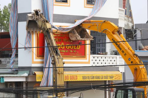 Nhà 3 tầng bị nghiêng ở nút giao Vành đai 3, máy xúc phải chống đỡ