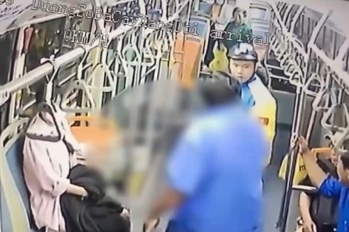 Người đàn ông xông lên xe buýt hành hung tài xế ở TP.HCM