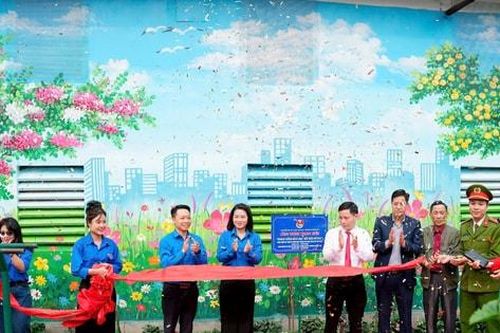 Tranh tường - Bốt điện nở hoa