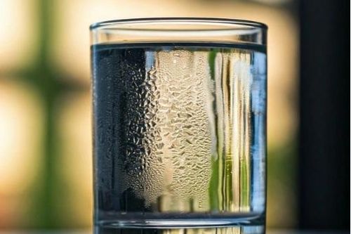 Người đàn ông 59 tuổi đột tử do mắc sai lầm này khi uống nước