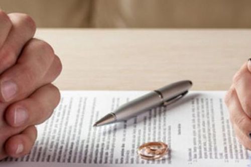 Từ chối nhận trợ cấp nuôi 2 con lúc ly hôn, giờ khó khăn tôi có nên liên hệ với chồng cũ?