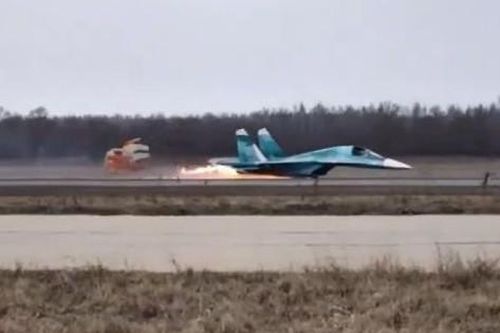 Khoảnh khắc Su-34 Nga hạ cánh ngoạn mục bằng bụng