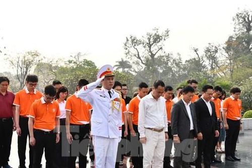 Đoàn đại biểu Gương mặt trẻ Việt Nam tiêu biểu 2024 dâng hương tưởng niệm các Anh hùng Liệt sĩ