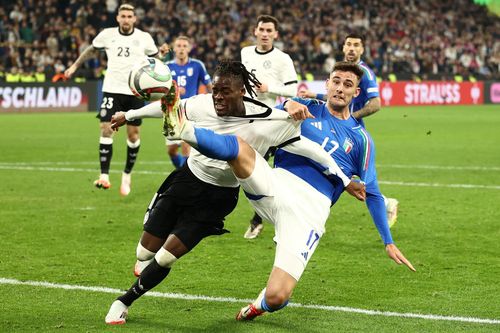 3 bàn gỡ hòa trong một hiệp đấu của Italy