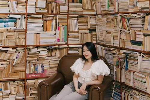 Bên trong quán cà phê hàng tấn sách ở TP.HCM