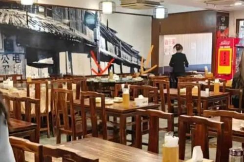 Bé trai Trung Quốc tiểu vào cốc nhà hàng, người mẹ nói câu gây phẫn nộ