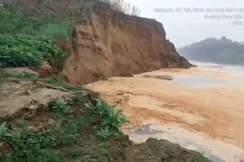 Cát tặc lộng hành trên sông Mã gây sạt lở, chính quyền căng mình đối phó