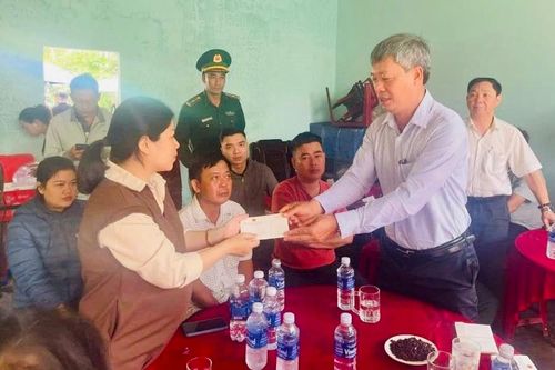 Lãnh đạo tỉnh Quảng Nam thăm hỏi các gia đình ngư dân gặp nạn trên biển