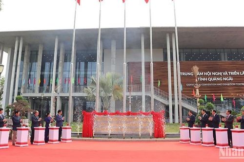Quảng Ngãi gắn biển công trình Trung tâm hội nghị và triển lãm tỉnh