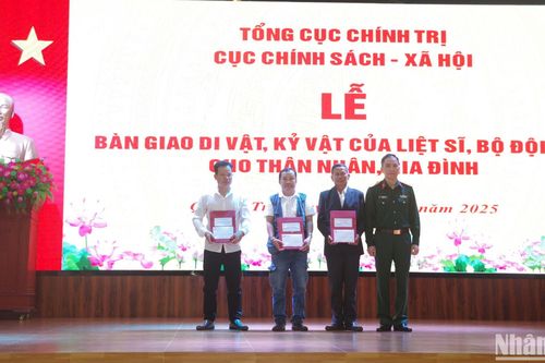 Bàn giao di vật, kỷ vật của liệt sĩ về với thân nhân tại tỉnh Quảng Trị