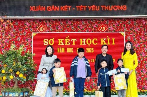 Cô giáo Hà giỏi chuyên môn, giàu lòng nhân ái